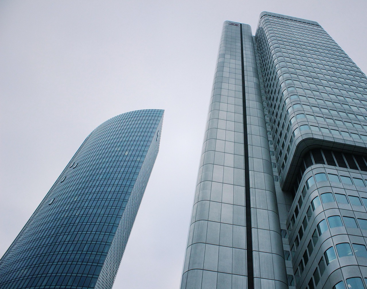 Skyscraper, corporate, modern buildings — Discover the Benefits of Using the Ledger Live App